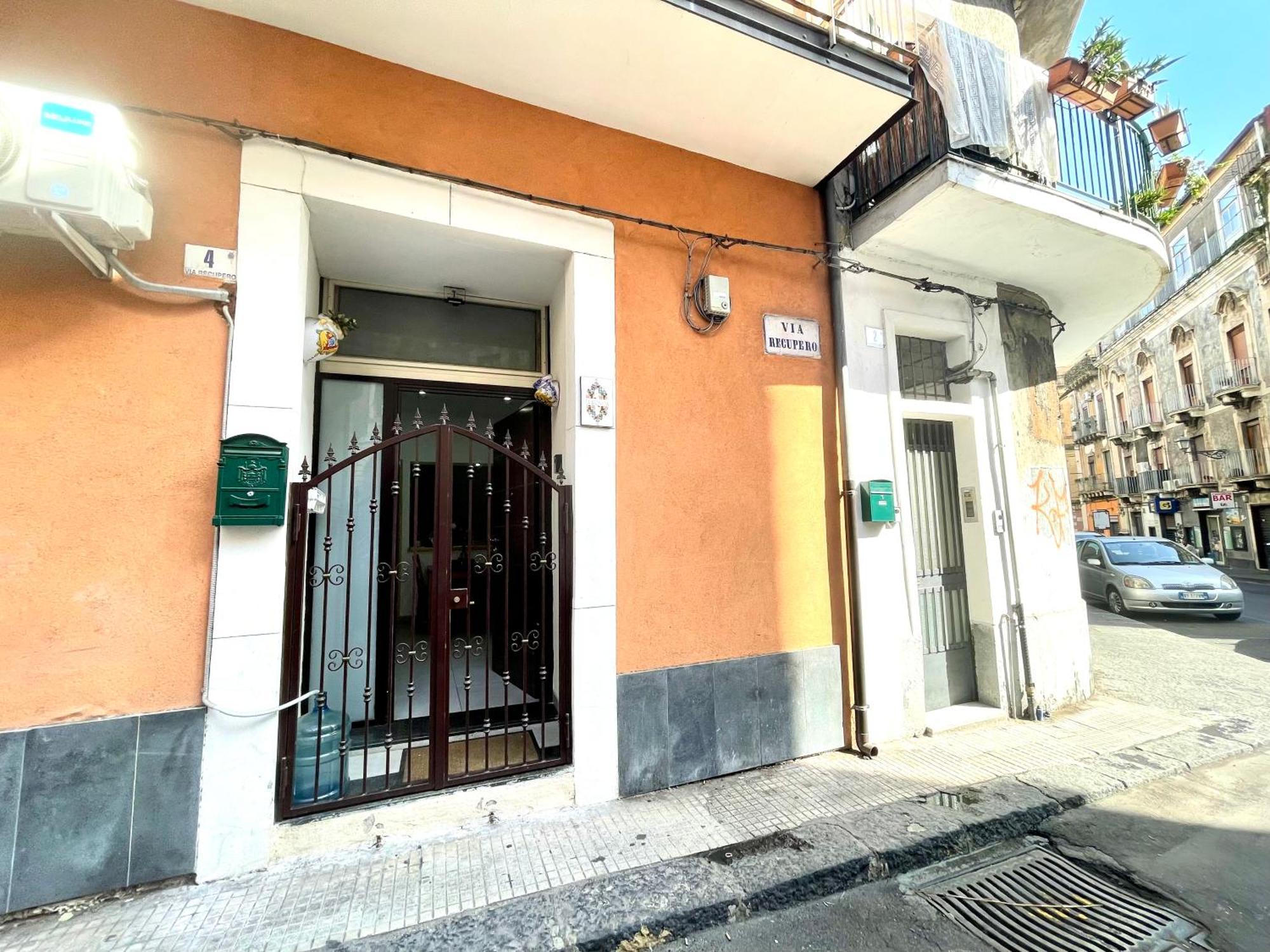 Casa Giniusa Central Studio Катания Екстериор снимка